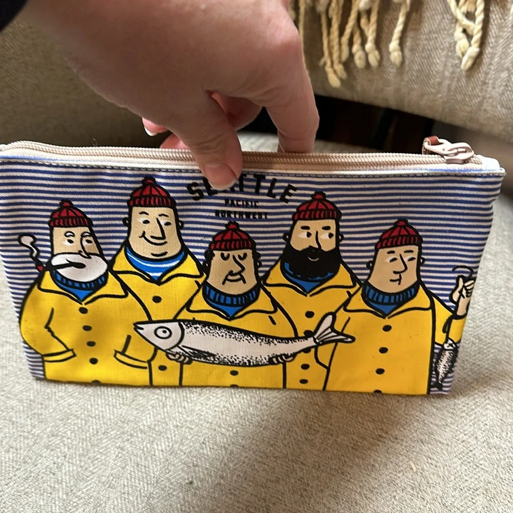 💝Free w/ purchase Seattle // PNW travel pouch